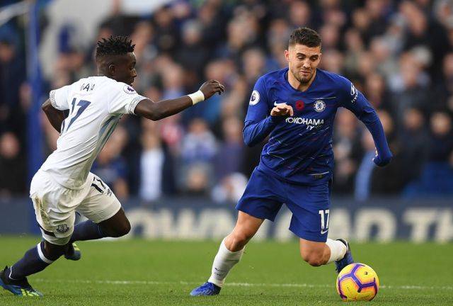 她在启动脚 她在启动脚